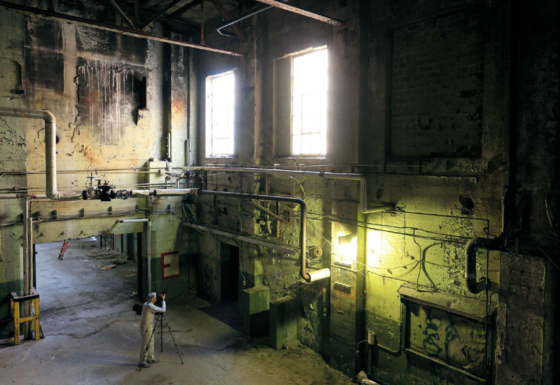 Un photographe bénévole capture les centaines de détails sur les murs d’une ancienne centrale thermique à vapeur.