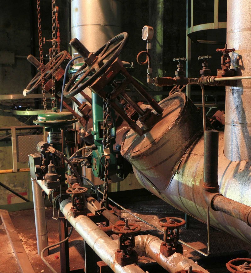 Bien que des panneaux de commande modernes aient été installés depuis longtemps et qu’ils se trouvaient à proximité, les massives vannes manuelles de la centrale thermique à vapeur étaient toujours en place.